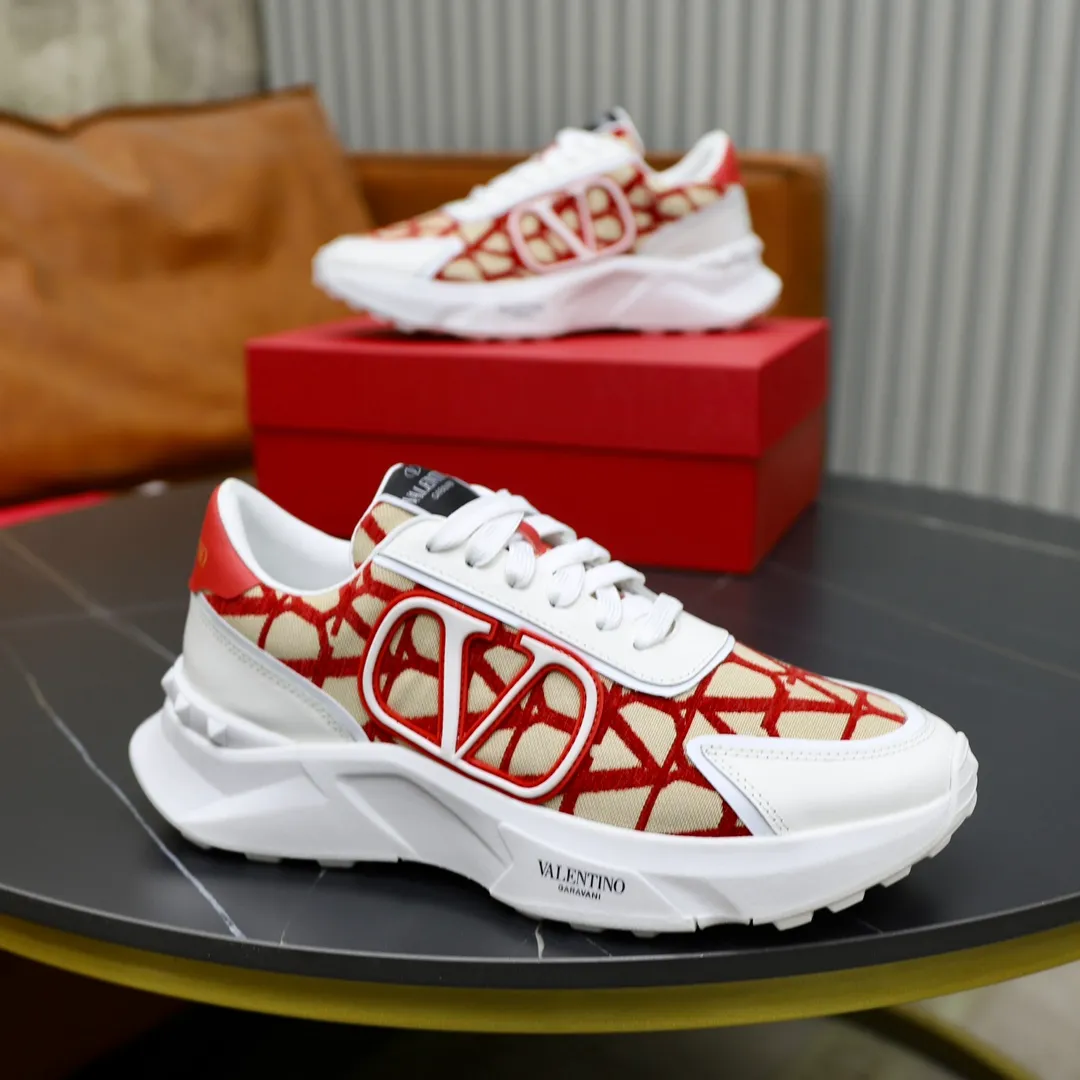 Ex-factory price: 460💰VALENTINO/Valentino 2025s men's latest low-top thick-soled sports shoes are shipped. Made with heavy industry, men's fine casual sports shoes, versatile style. Original leather, rubber lines embellished with geometric segmentation uppers, hand-sewn, novel and fashionable, rubber soles with rivet details on the front and back, VALENTINO GARAVANI LOGO printed on the side, and Valentino Garavani decorative inlay on the tongue. Logo, comfortable, breathable and durable on the feet! Comes with full original packaging! Code number: 38-39-40-41-42-43-44 (45 can be customized)